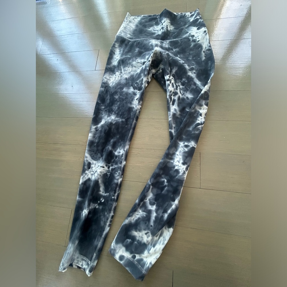 Lululemon blue and white tie dye leggings